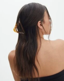 Ringspun Fitted Denim Jacket -Swoon Fashion tri shape hair clip caramel front ha144689clp 5